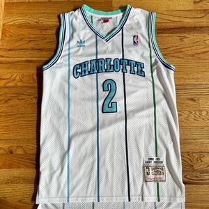 Mitchell & Ness men’s XXL (runs small) Larry Johnson hornets jersey.